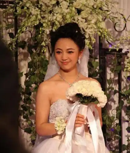 罗海琼婚礼实拍华丽婚纱盛装出镜组图