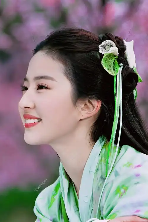 本以为刘亦菲的黑发够美了,看到她的粉色头发,简直"美如天仙"