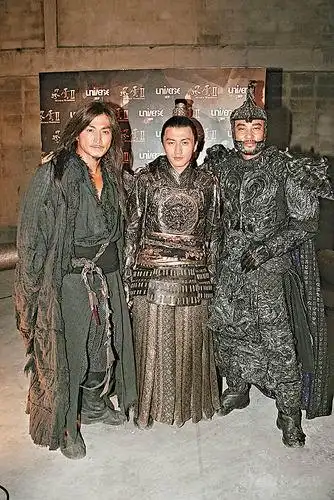 谢霆锋泰国拍戏 张柏芝跟班吃饭秀婚戒(组图)