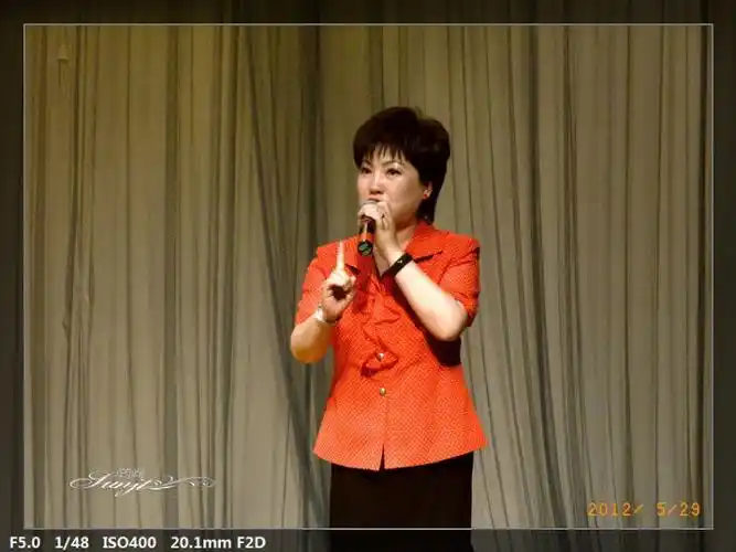 国家一级演员,自幼迷恋滑稽,因崇拜翁双杰,于1986年进上海滑稽剧团