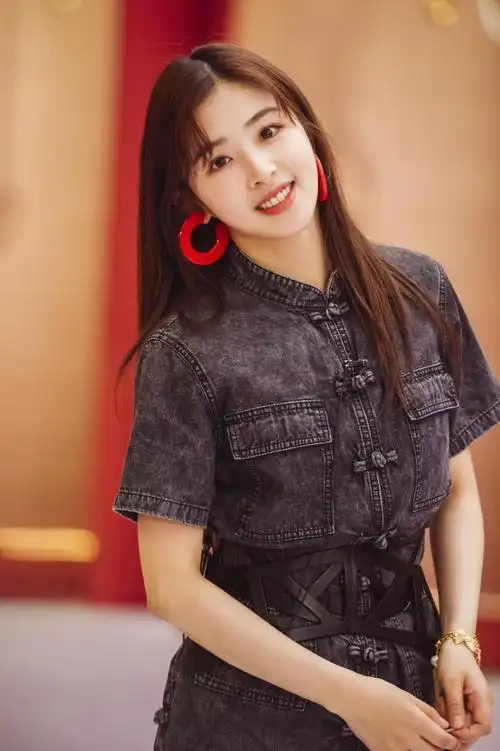 原创张含韵衣品逆天了衬衫休闲裤结合意外和谐随性慵懒风扑面而来