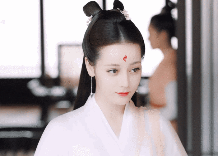 迪丽热巴古装被嘲上热搜明明现代装那么出彩咋古装就翻车了