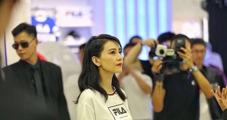 高圆圆近况现身商场!