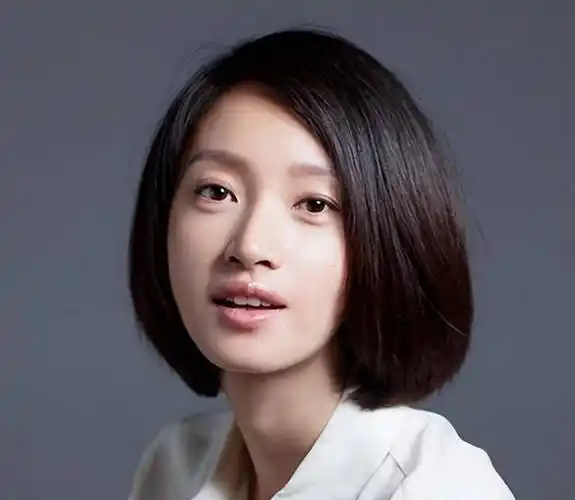 朱亚文泳装现身街头,瑞士妻子戏剧性变身,白发不化妆_沈佳妮_网友