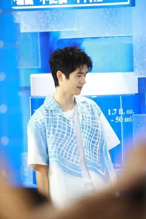 刘昊然戏外乖巧模样好吸睛穿蓝色衬衫少年感太强清爽帅气