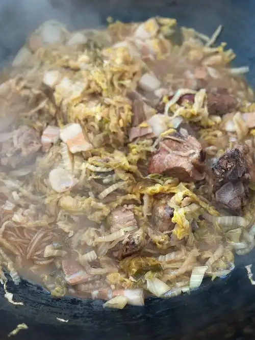 东北大锅炖酸菜