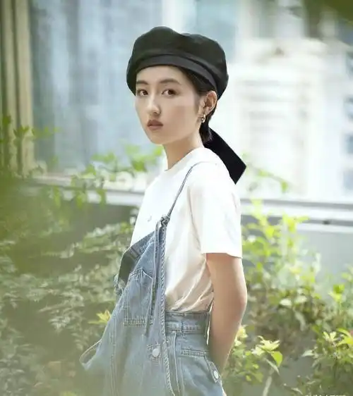 原创张子枫与大学同学合照一头短发出镜笑容甜美每张都是c位