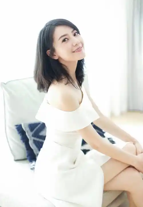 原创33岁高圆圆胶原蛋白满满白t恤牛仔短裤看着就像校园女神