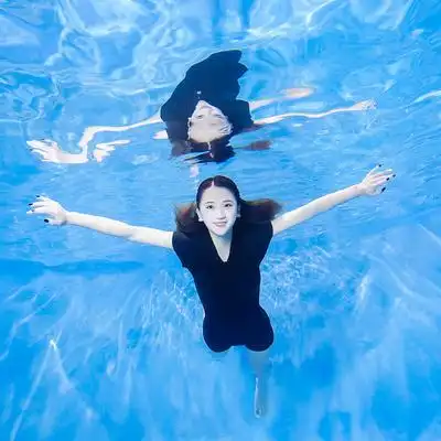 运动游泳衣女2019新款连体保守