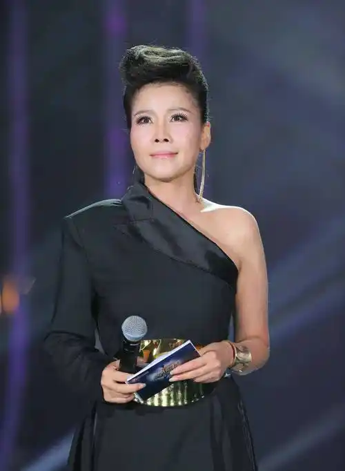 56岁田震和歌手吴琼在外聚餐,生图老到快认不出,两人亲密似母女_画面