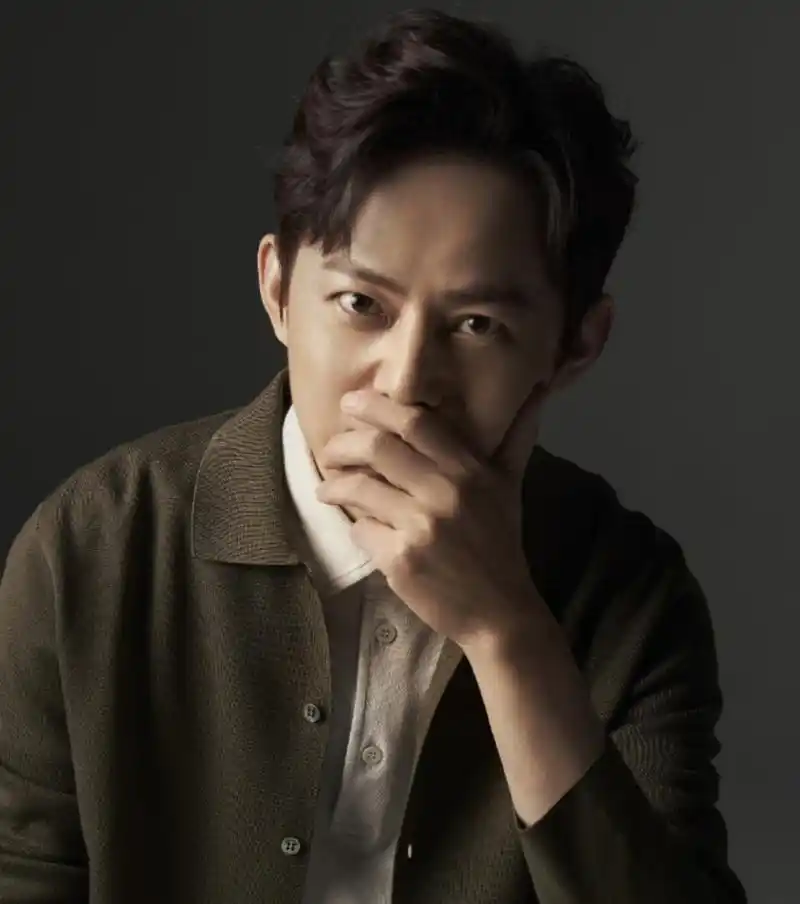 何炅近日一组时尚杂志照片曝出,照片中的何老师身穿针织上衣,温柔清俊