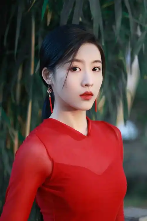 我们看到这组写真中,孙芮身穿红色透视高衩长裙,既有中国风的古典美