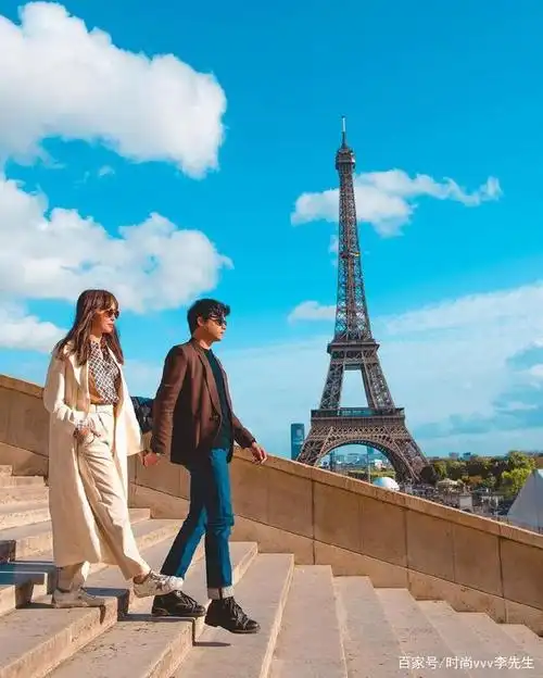 看明星情侣们在旅行中是怎么展示时尚的