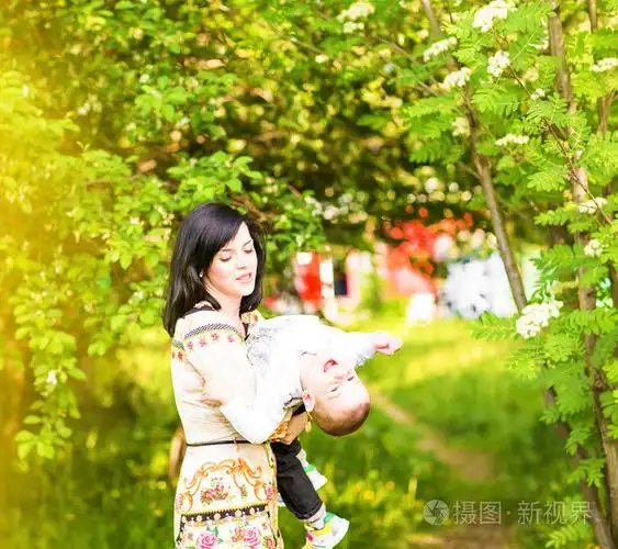 幸福的家庭朋友永远概念微笑母亲和小儿子在公园里一起玩耍妈妈抱着