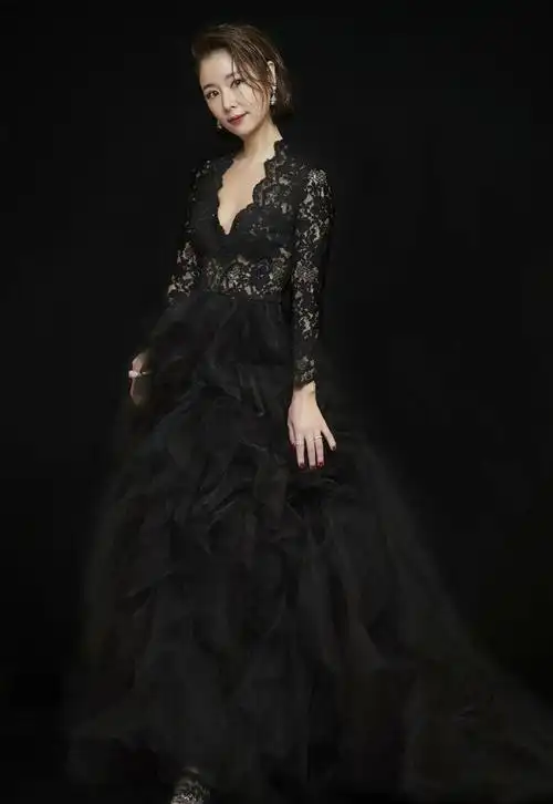 林心如越老越大胆一袭黑色低胸蕾丝礼服无奈没有丰满身材可秀