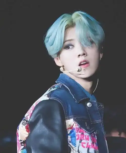 王源演唱会染上绿色头发,造型太惊艳,网友:这是一场双向奔赴