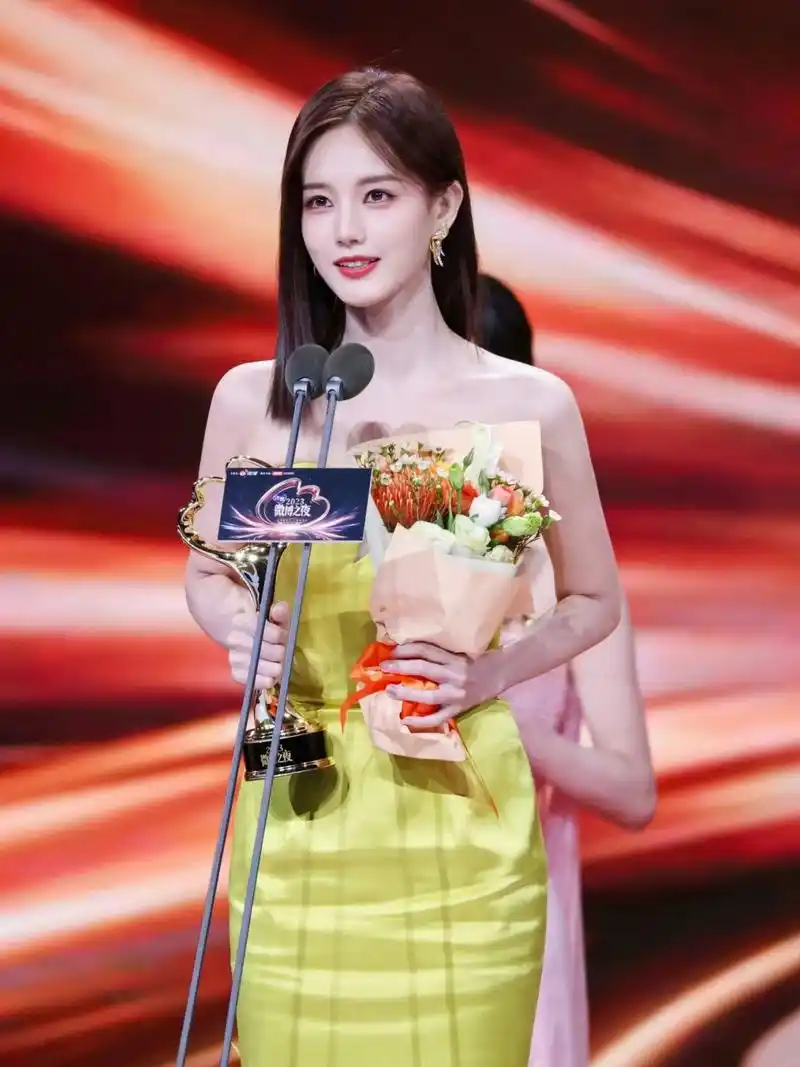 李一桐微博之夜红毯造型,明艳亮色系把她衬托的气色好绝,既有江南美人