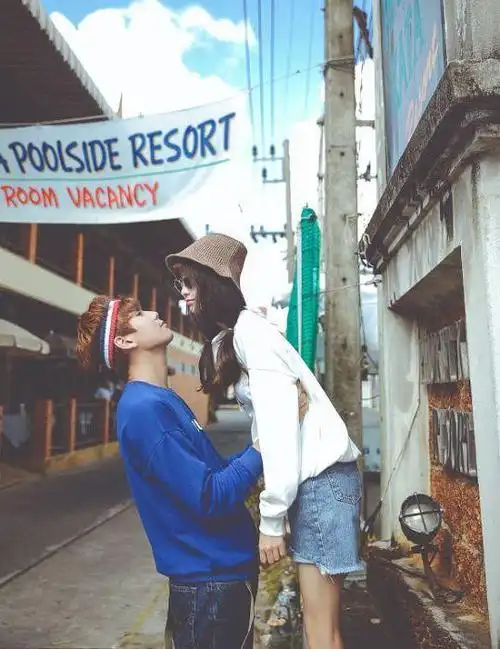 恋爱中的小情侣 这些简单的动作拍照最适合你们秀恩爱