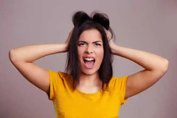 抓头发的女人图片-抓着自己头发的女人素材-高清图片-摄影照片-寻图