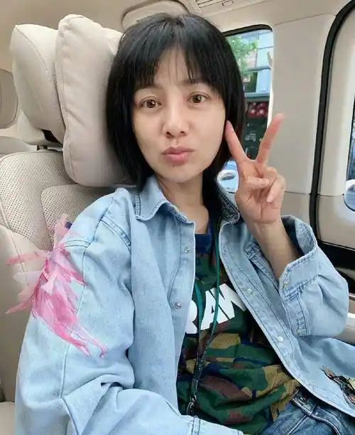 胡可近照化妆美的精致,纯素颜的样子也很真实,哪里有43岁了?