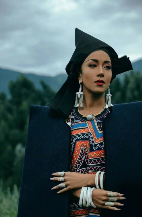 吉克隽逸穿阿都服饰好绝,彝族传统造型端庄优雅,彰显民族特色