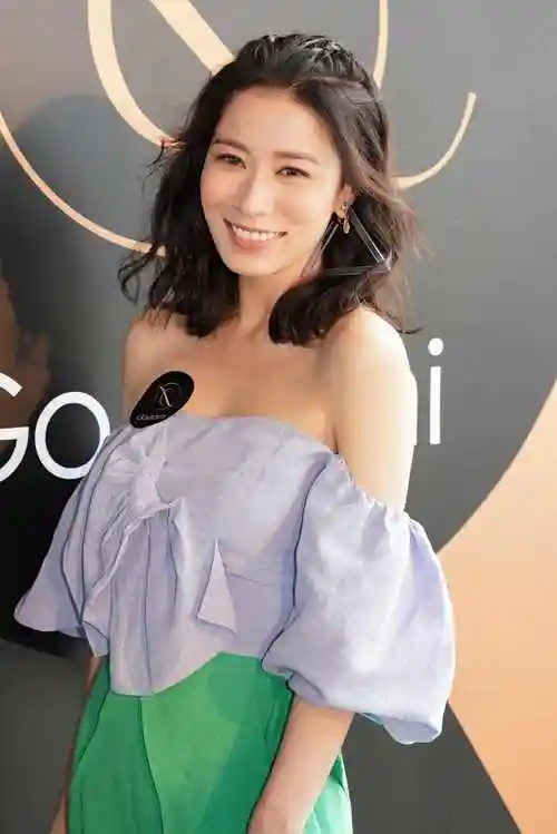 佘诗曼晒性感泳衣大秀曼妙身材 露大长腿少女感十足