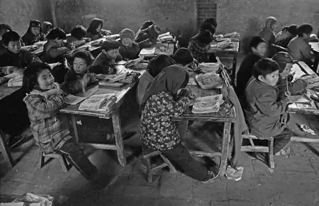 70年代中国的老照片,打疫苗不戴口罩,小学生条件极其简陋