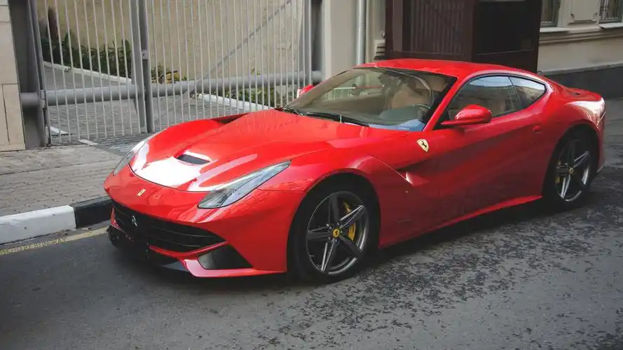 法拉利f12红色跑车炫酷图片桌面壁纸