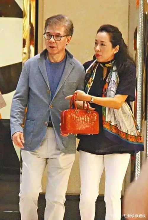 朱玲玲撒娇要老公罗康瑞陪她,两人十指紧扣去逛高级精品店