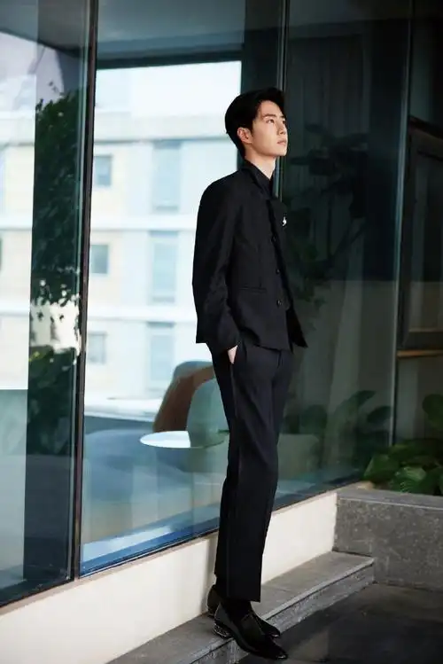 uniq-王一博出席#华表奖颁奖典礼#,身着暗纹新中式立领西装,香家直Ζ