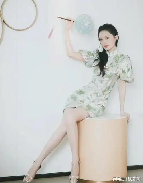 李沁,论气质没输过,银雅旗袍,美的让人移不开眼!永远的白月光