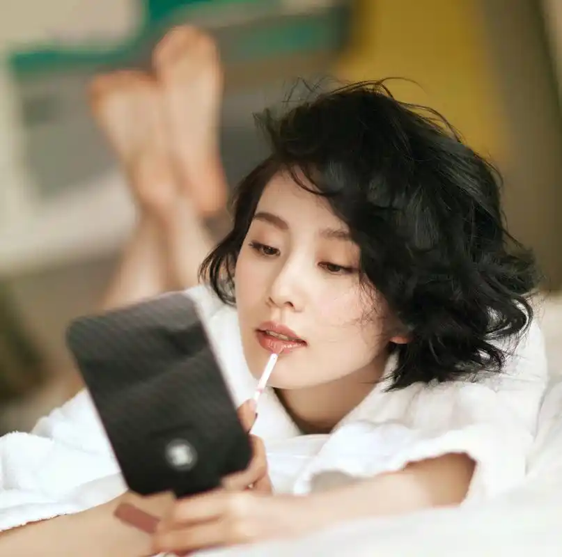 刘诗诗光脚丫穿睡衣拍照太美了.