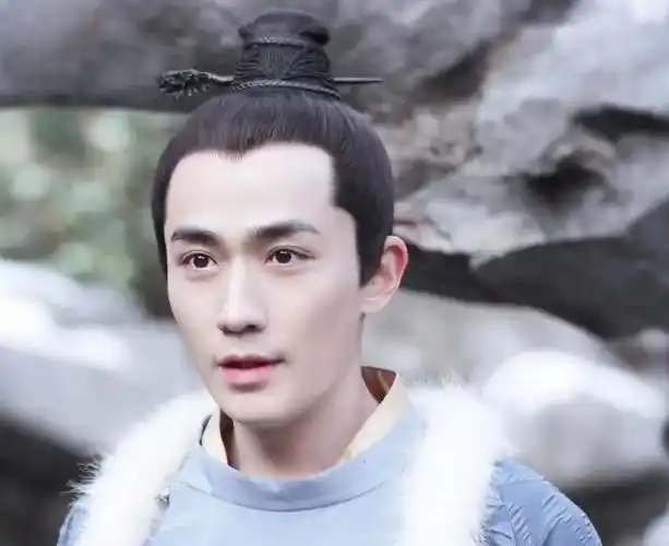 事实证明35岁的朱一龙已在另一条聪明人的路上越走越远