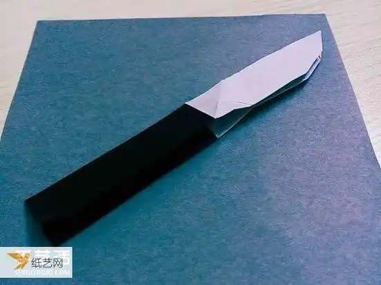 使用折纸手工折叠可折叠弹簧刀的方法图解