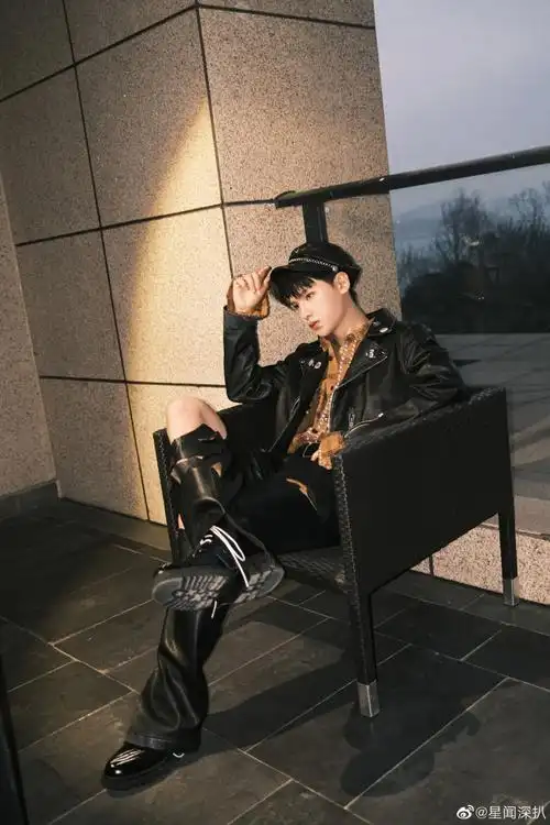 黄明昊不规则破洞皮裤