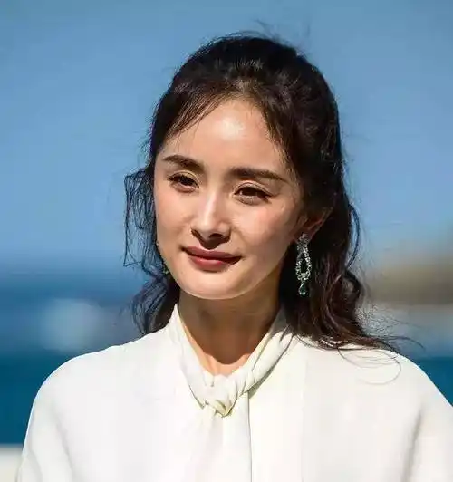 杨幂少女感渐失,男网红分析其脸垮原因:动了下颌骨挂不住肉_网友_问题