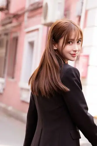 组图:angelababy上演制服诱惑 剪空气刘海清新出镜