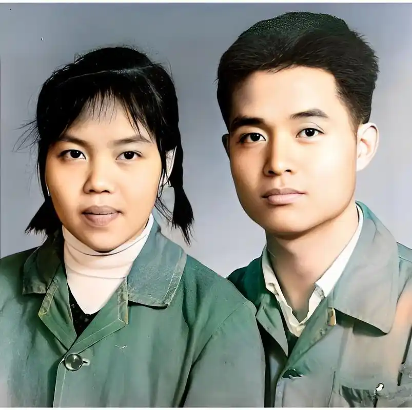 1965年,一对新婚夫妇的结婚照,照片中的两个人真的很好,小伙子是海军