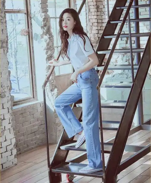 不得不说,牛仔裤也是一件经典单品,像下面的全智贤选择这种牛仔裤和白