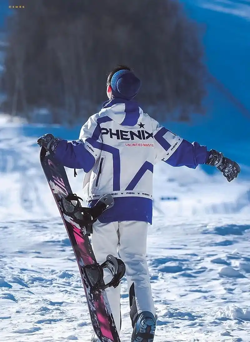 录制的滑雪服造型路透啦,98哎呀妈呀,我真的被贺峻霖这一身给萌到了