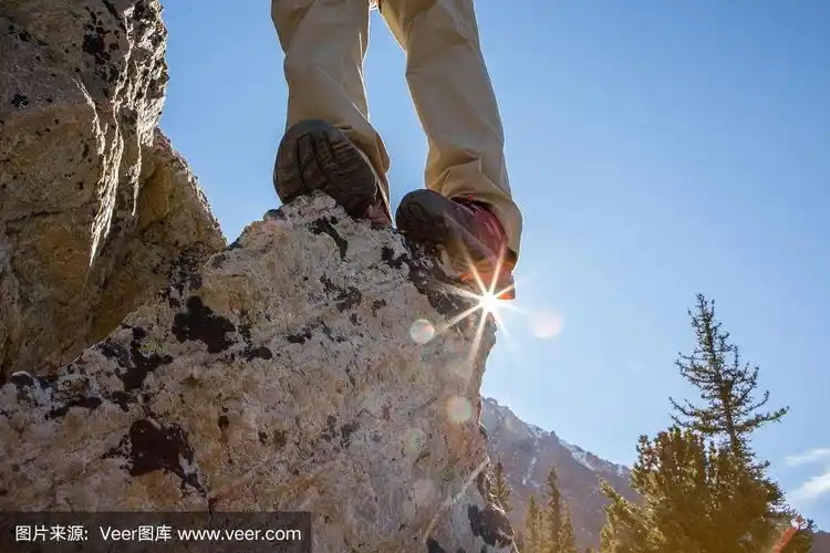 登山者的双脚在山顶的特写
