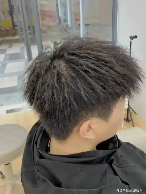 锡纸烫适合发量偏多,发质粗硬的男生.