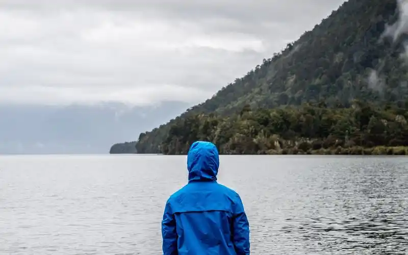 一个人面朝大海的背影