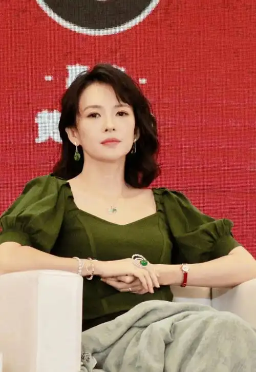 43岁章子怡终于老了!