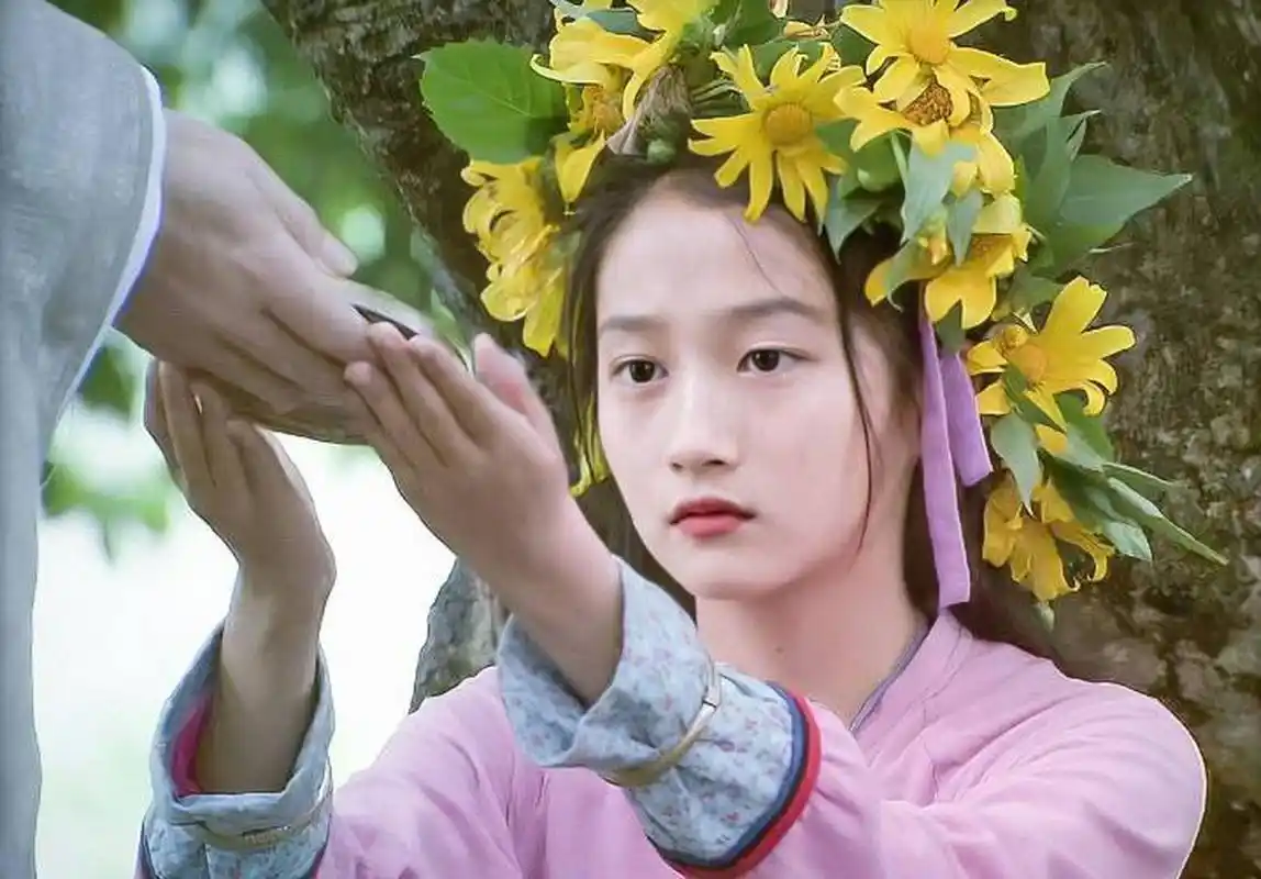 刚刚发现,刘涛版妈祖的小时候是关晓彤演的,那时候的晓彤好青涩啊!