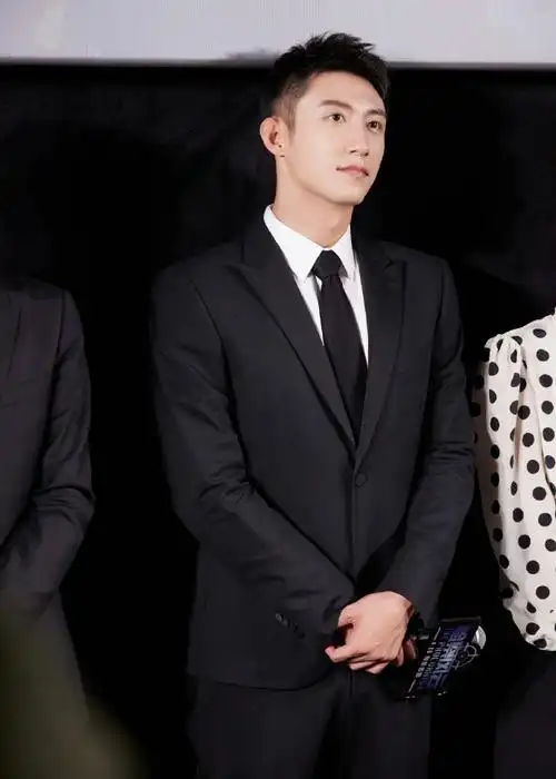 别人路演收花黄景瑜路演收串##想看黄景瑜穿西装吃烧烤