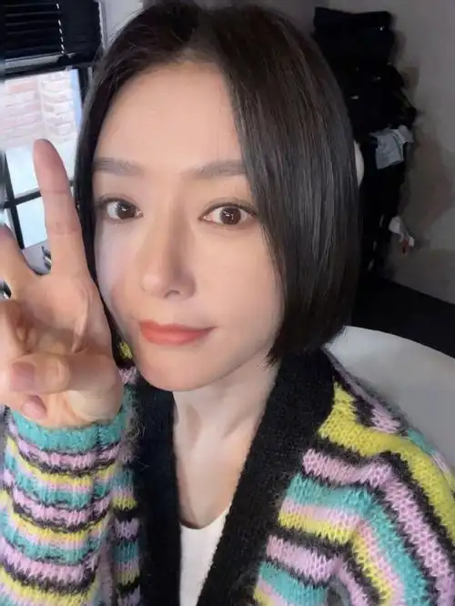 组图:秦岚分享自拍九宫格 嘟嘴托腮比耶状态似少女_高清图集_新浪网