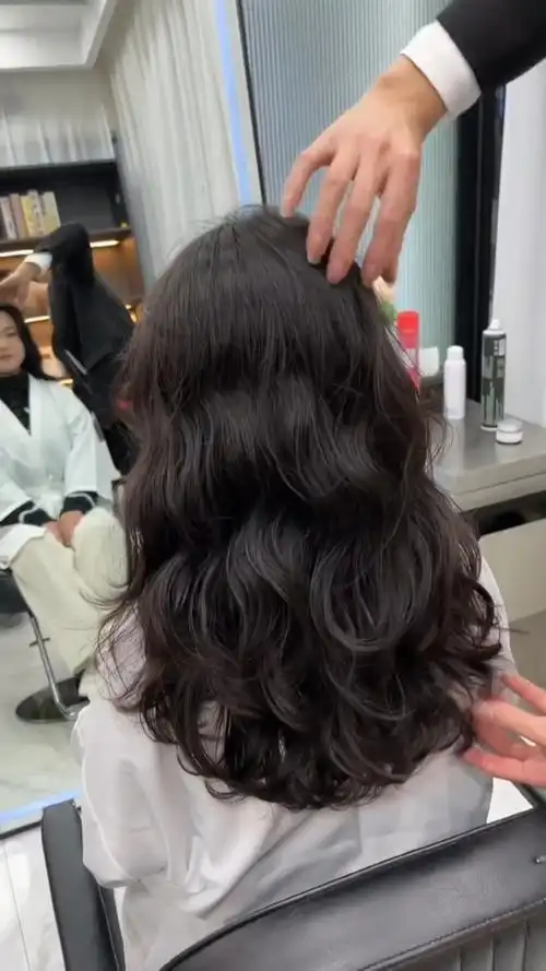 女生秋季发型慵懒自然法式卷发