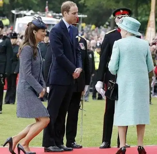 原创【英国文化】十一特辑——皇家礼仪之屈膝礼