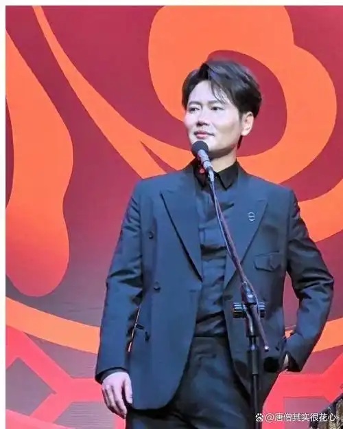 特别是在《大保镖》中,孟鹤堂打破了常规,一身黑色西装加墨镜的形象